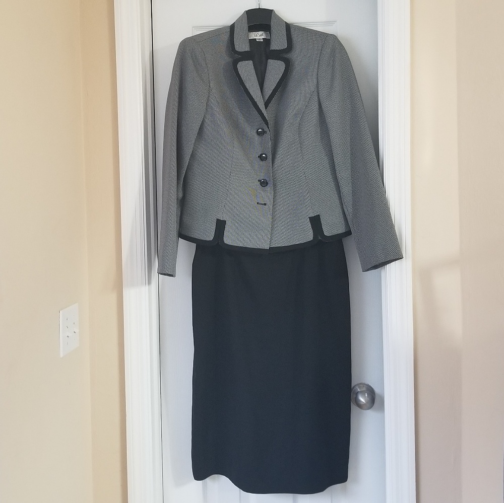 Black and white Le Suit